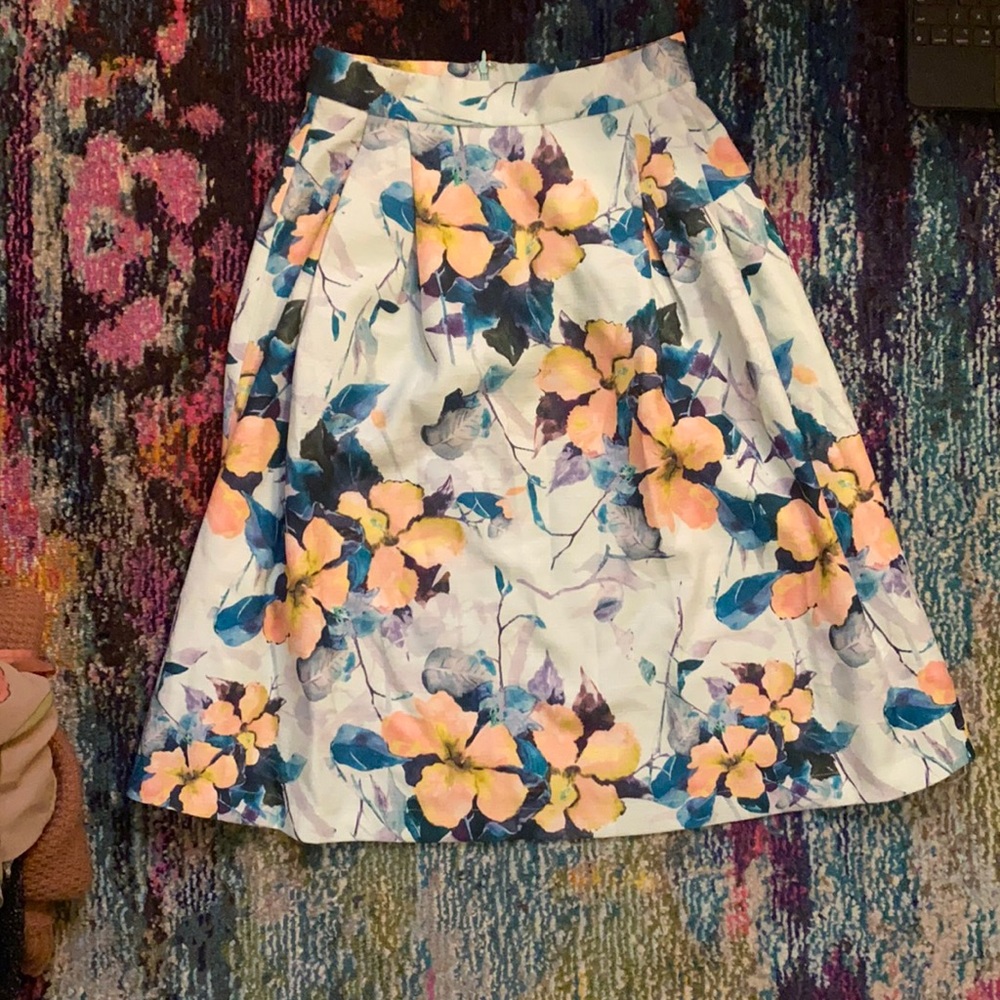 NWOT Knee length floral skirt with pockets - SM